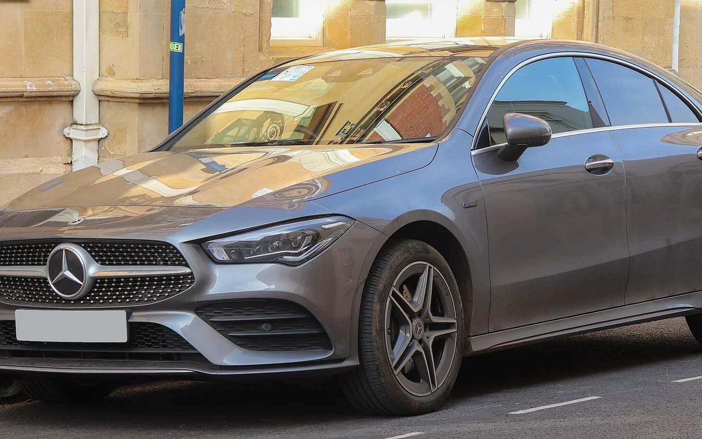 Mercedes-Benz CLA 250, سيدان